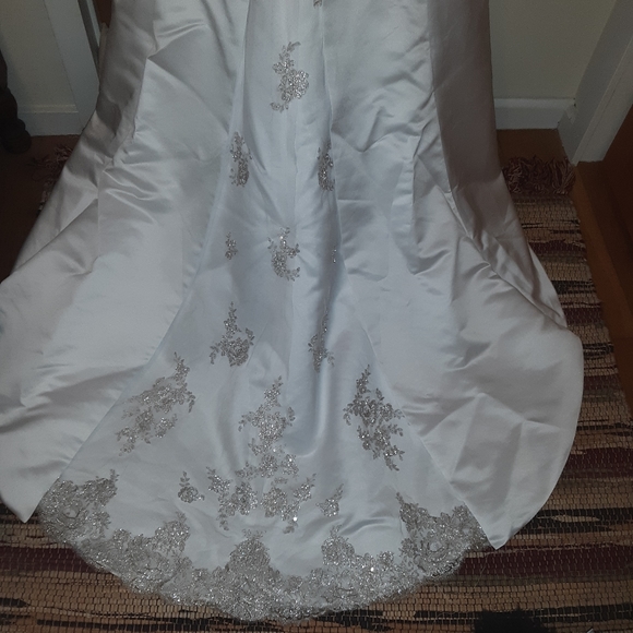 David's Bridal A line crystal embelished wedding gown - Picture 4 of 8